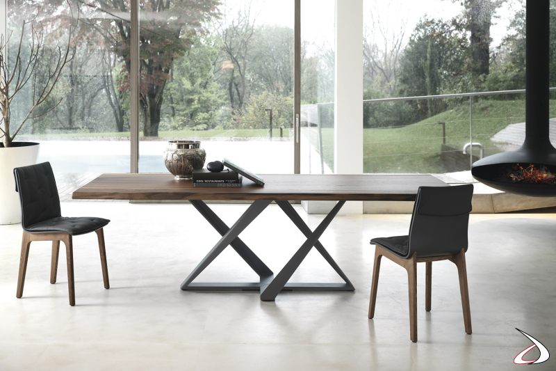 Tavolo da soggiorno di design con piano in legno massello di noce