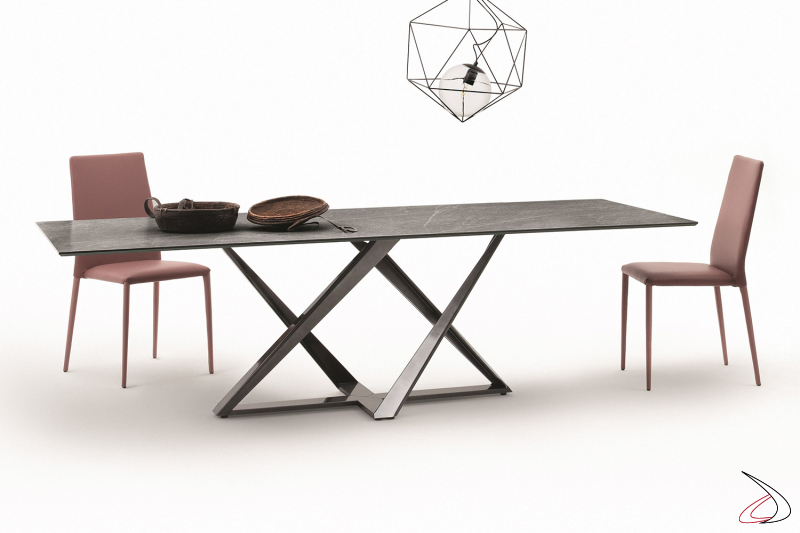 Tavolo di design da soggiorno con basamento in argento naturale e piano in supermarmo
