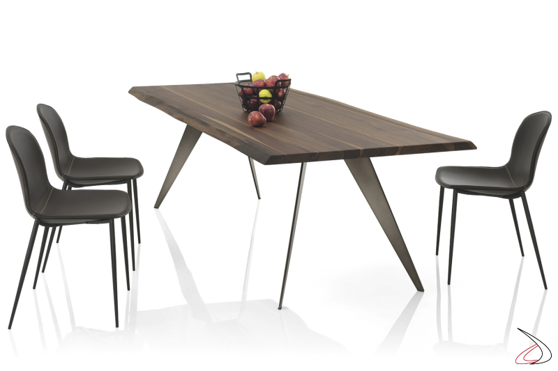 Tavolo di design con piano in noce massello con bordi scortecciati