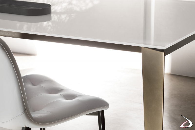 Tavolo di design allungabile da soggiorno con piano in cristallo lucido extrawhite e gambe in oro rosa