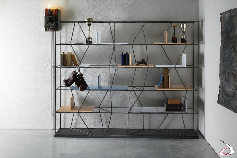 Libreria di design freestanding da soggiorno realizzata in filo di acciaio completa di mensole
