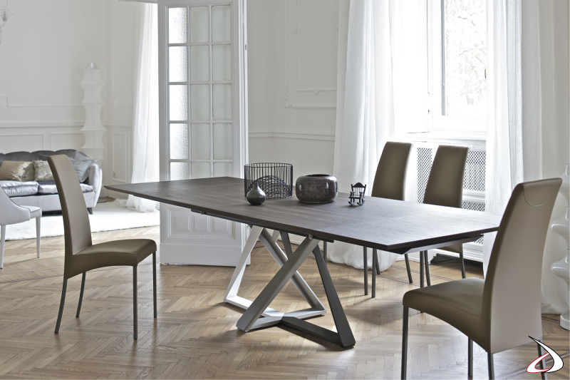 Elegante tavolo allungabile da soggiorno con piano in legno e basamento in multicolor