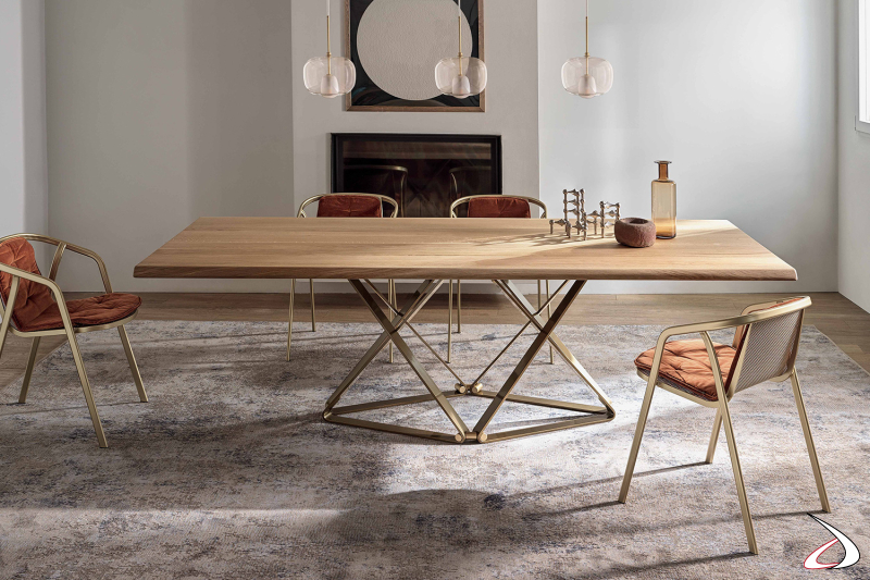 Tavolo di design da soggiorno con piano in legno massello noce e basamento a rombo in ottone anticato