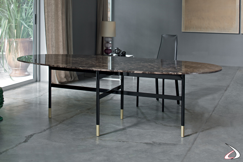 Tavolo ellittico di design con piano in marmo naturale dark emperador e struttura nera con gambe oro