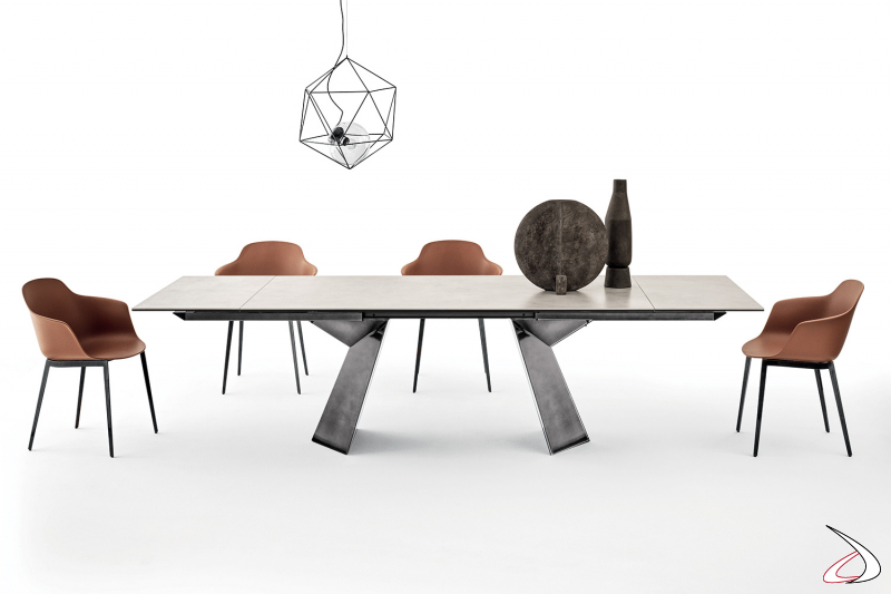 Tavolo allungabile di design con piano in superceramica e gambe in argento naturale