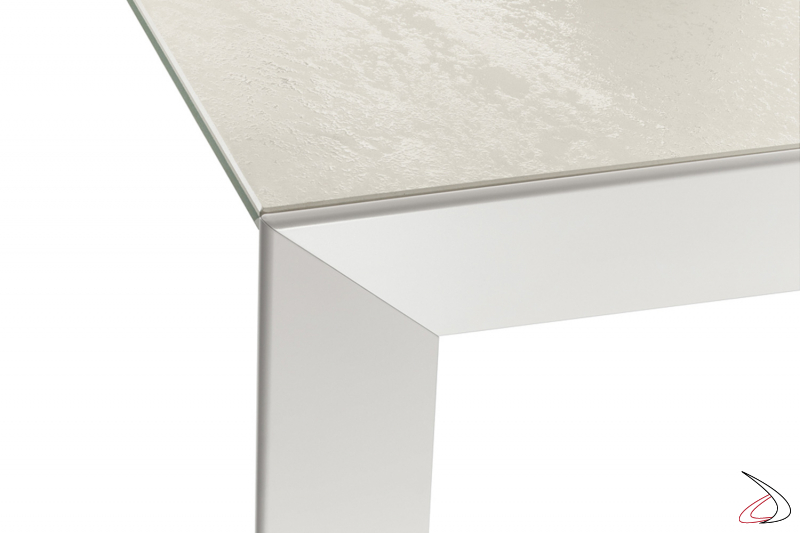 Tavolo di design con gambe in acciaio verniciate e piano in superceramica