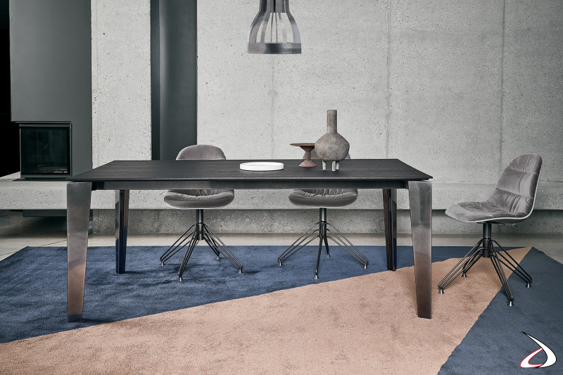 Elegante tavolo moderno con gambe in argento naturale e piano in legno impiallacciato rovere carbone