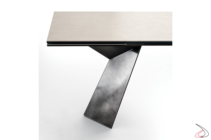 Tavolo moderno di design con gambe in argento naturale e piano in superceramica