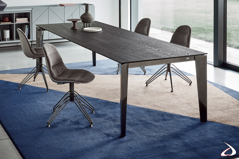 Tavolo elegante allungabile di design da soggiorno con gambe in argento naturale e piano il legno impiallacciato