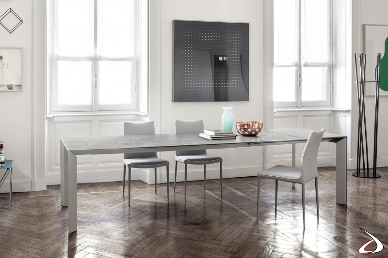 Tavolo moderno da soggiorno allungabile con piano in superceramica grigio di savoia