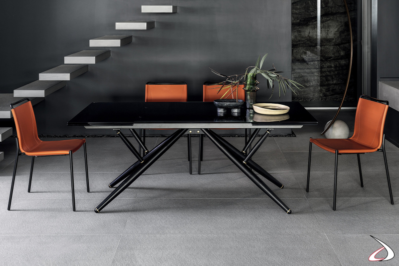 Tavolo di design nero allungabile con prolunghe nascoste sotto il piano