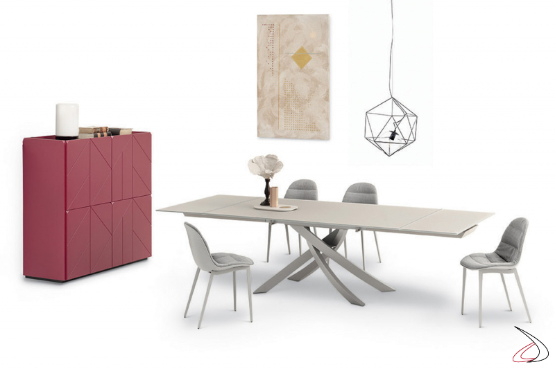 Tavolo moderno allungabile da soggiorno con basamento in colore sabbia e piano in cristallo velvet antigraffio tortora opaco