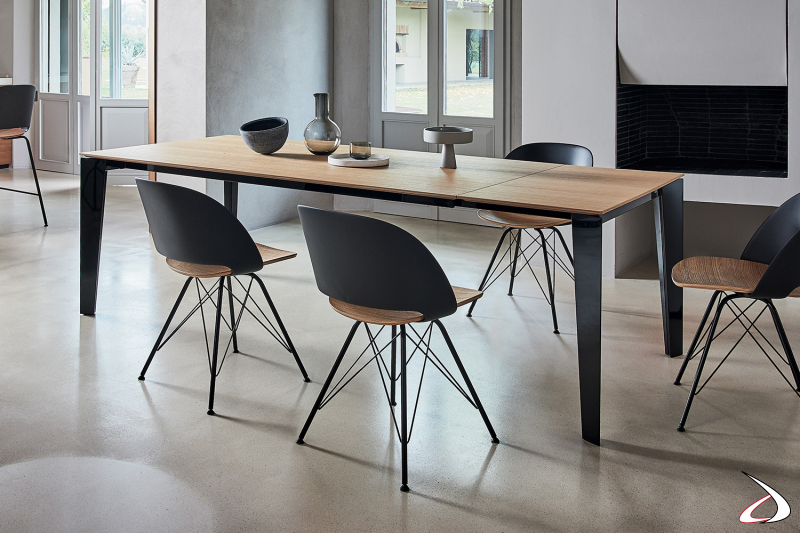 Tavolo allungabile di design con con gambe perimetrali e piano con prolunga in melaminico