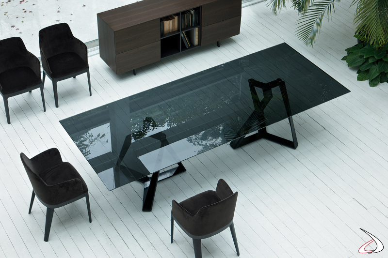 Raffinato tavolo di design in cristallo trasparente fumè con doppio basamento centrale