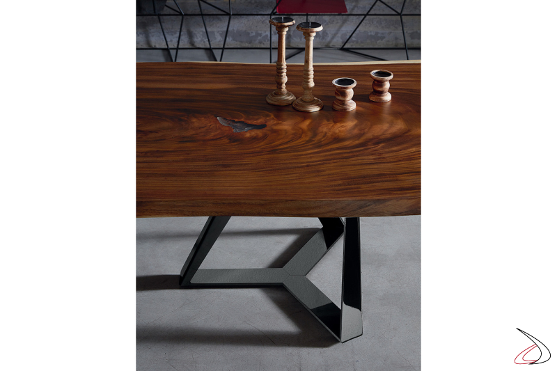 Tavolo di design lungo e largo in legno massello noce secolare con bordi irregolari