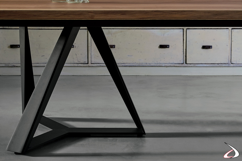 Tavolo in legno massello con doppia gamba centrale a forma di stella