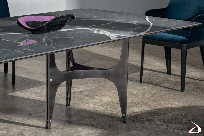 Tavolo di design da soggiorno con piano in supermarmo e basamento ad archi in acciaio argento naturale