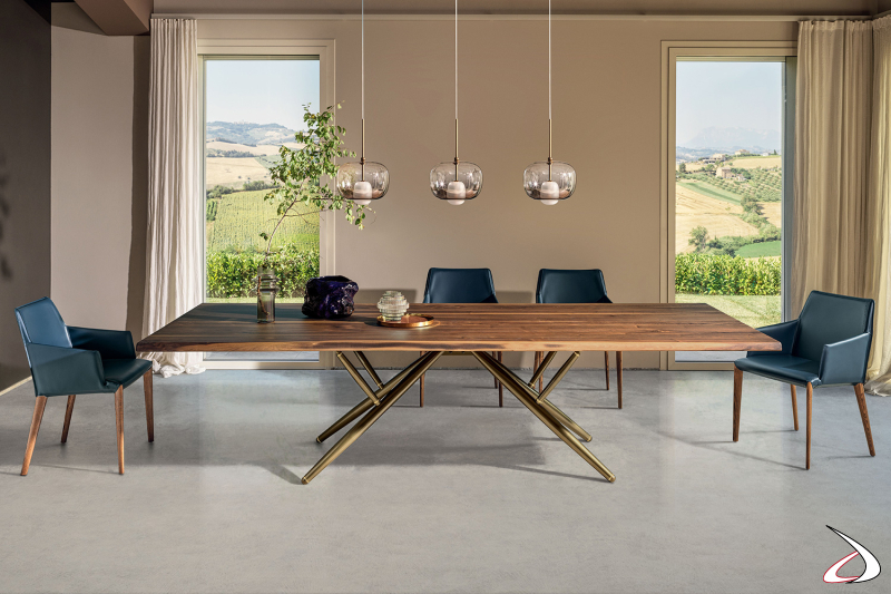 Tavolo di design da soggiorno in legno massello noce con gambe centrali in ottone