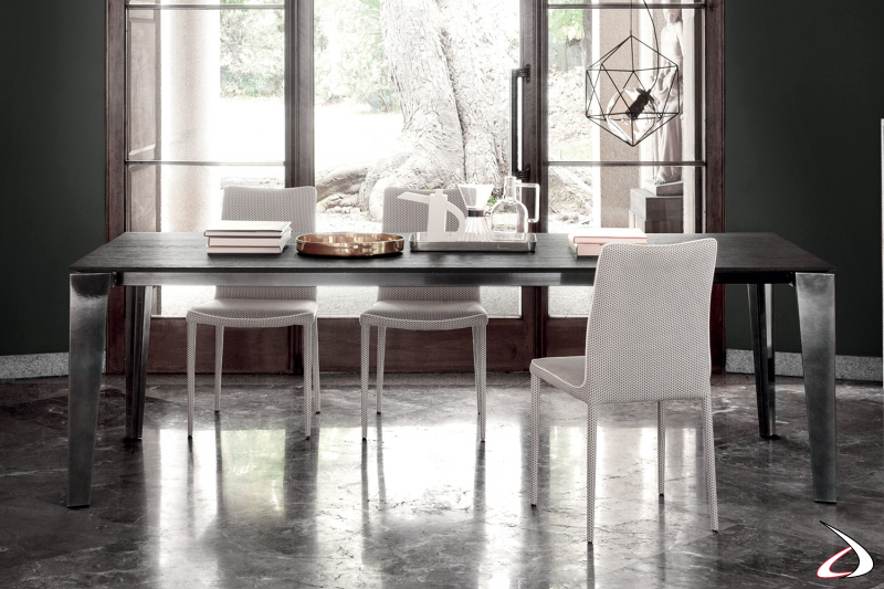 Tavolo di design allungabile con gambe in argento naturale e piano in legno impiallacciato