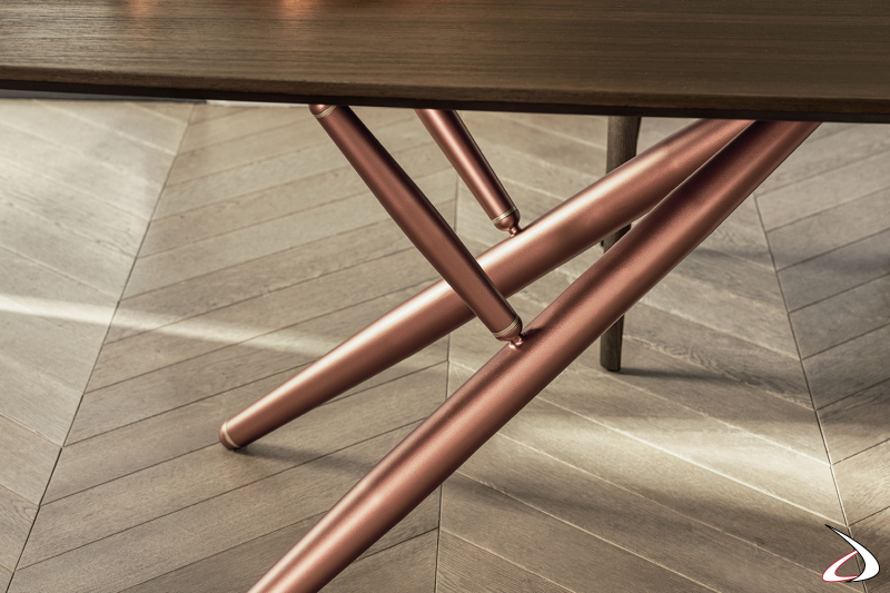 Tavolo di lusso da soggiorno in legno massello di noce con basamento in acciaio verniciato oro rosa