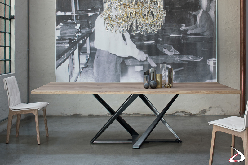 Tavolo classico moderno con piano in legno e basamento in argento naturale