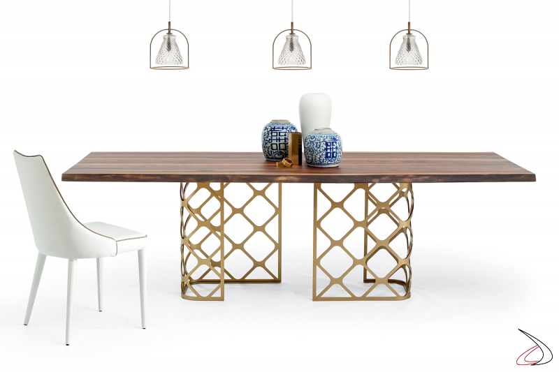 Raffinato tavolo di design con piano in legno di noce e gambe in acciaio in colore oro