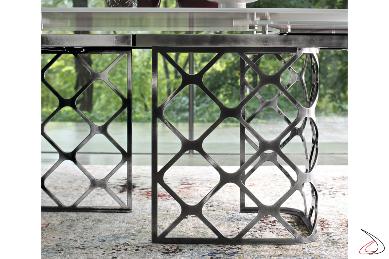 Tavolo di design con basamento centrale in acciaio in finitura argento naturale