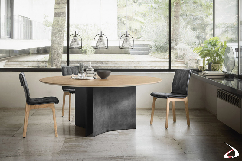 Tavolo da soggiorno rotondo con basamento in cemento e piano in legno
