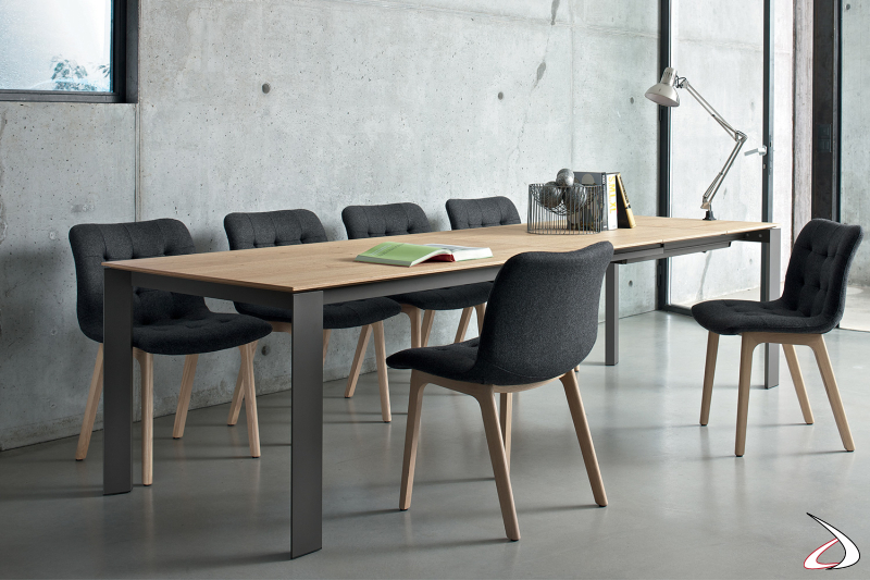 Tavolo moderno allungabile fino a tre metri con piano in legno impiallacciato rovere naturale