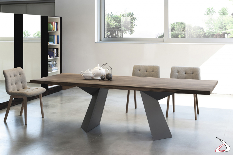 Tavolo di design fisso da soggiorno con piano grande in legno massello noce con bordi irregolari