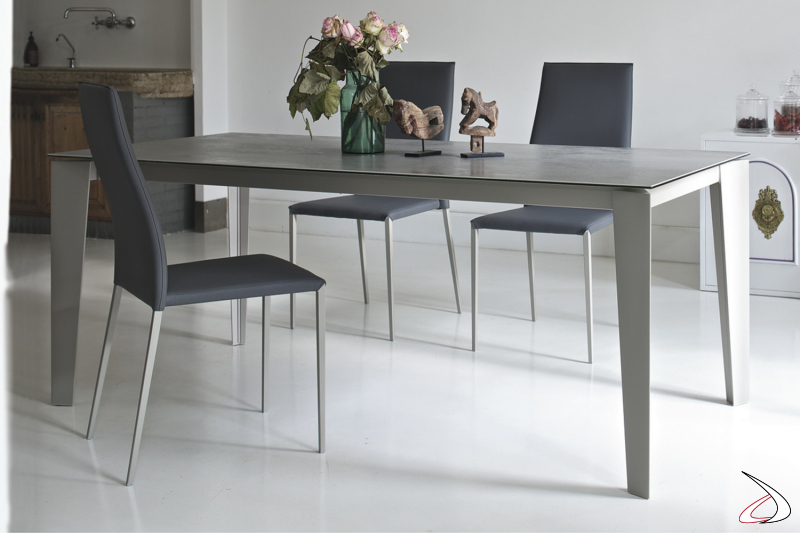 Tavolo moderno da soggiorno allungabile con piano in superceramica e gambe in acciaio verniciao sabbia