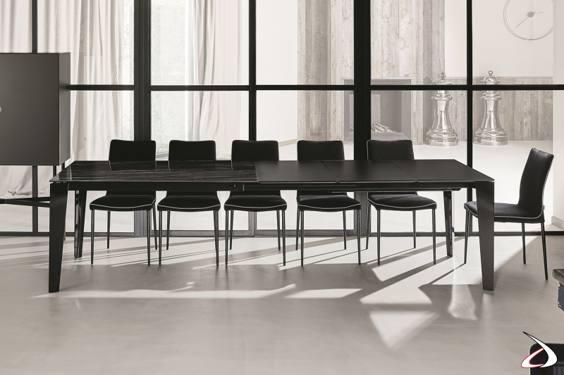 Elegante tavolo di design allungabile nero per 12 posti a sedere