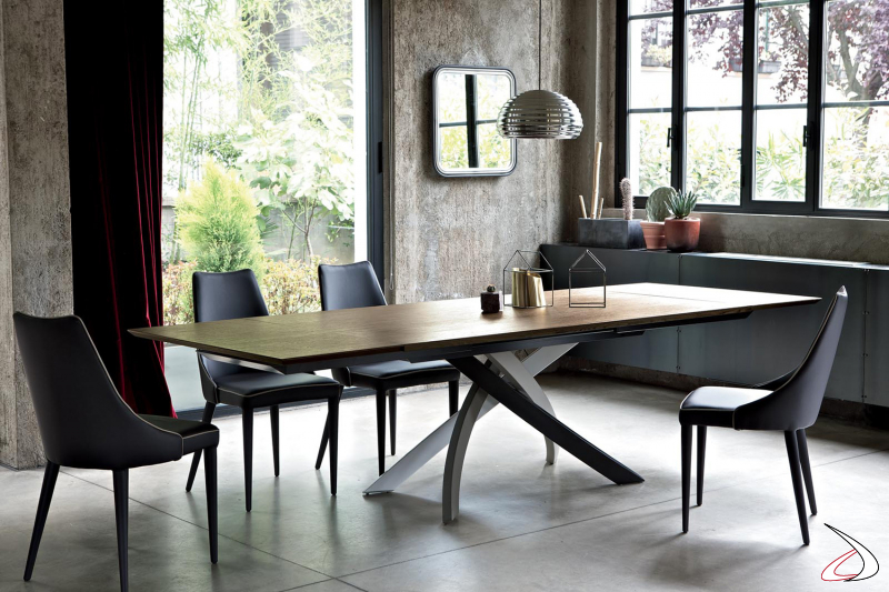 Elegante tavolo allungabile con basamento multicolor e piano con prolunghe  in legno rovere spessart