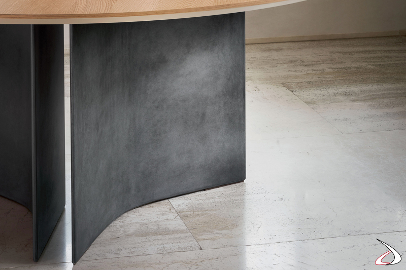 Tavolo rotondo di design con basamento centrale in cemento
