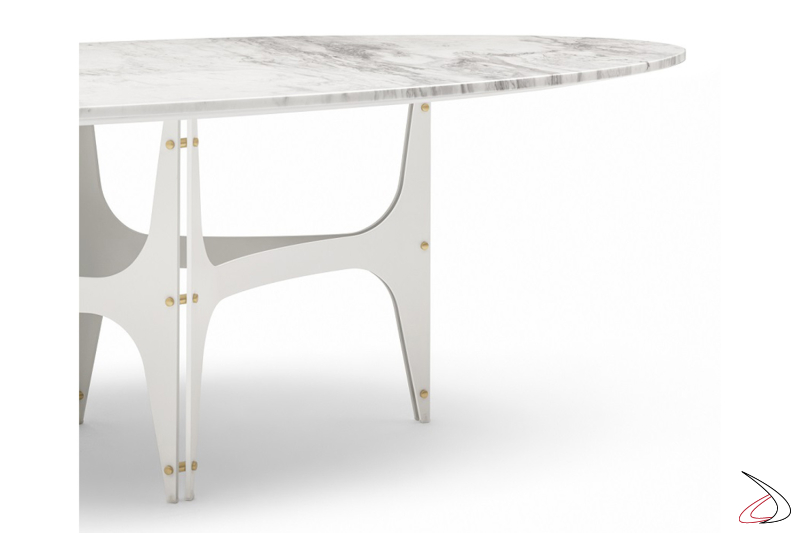 Tavolo ovale bianco di design con piano in marmo naturale e dettagli in color oro