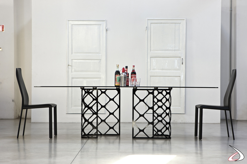 Elegante tavolo moderno da soggiorno con basamento centrale e piano in cristallo trasparente fumè
