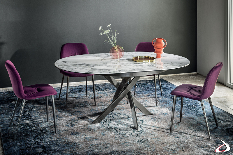 Tavolo rotondo allungabile moderno con piano e prolunghe in marmo arabescato e gambe intrecciate in argento naturale