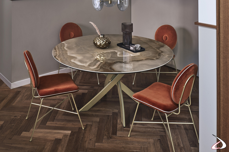 Tavolo rotondo fisso di design da soggiorno con gambe in colore oro e piano in marmo choco lucido