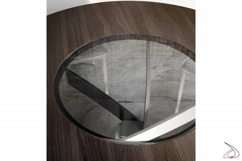 Tavolo rotondo moderno con piano in legno impiallacciato e piano centrale girevole incassato in vetro trasparente