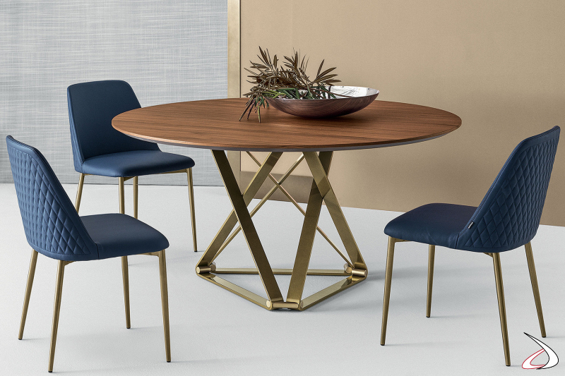 Tavolo rotondo di lusso con piano in legno noce e basamento triangolare in acciaio color ottone anticato
