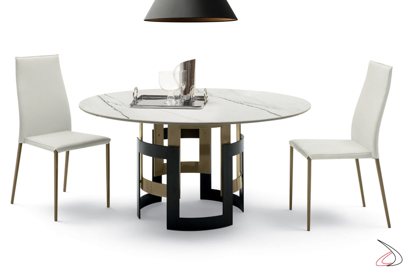 Tavolo rotondo di design da soggiorno con piano in supermarmo e basamento bicolore ottone e nero composto da due bracciali