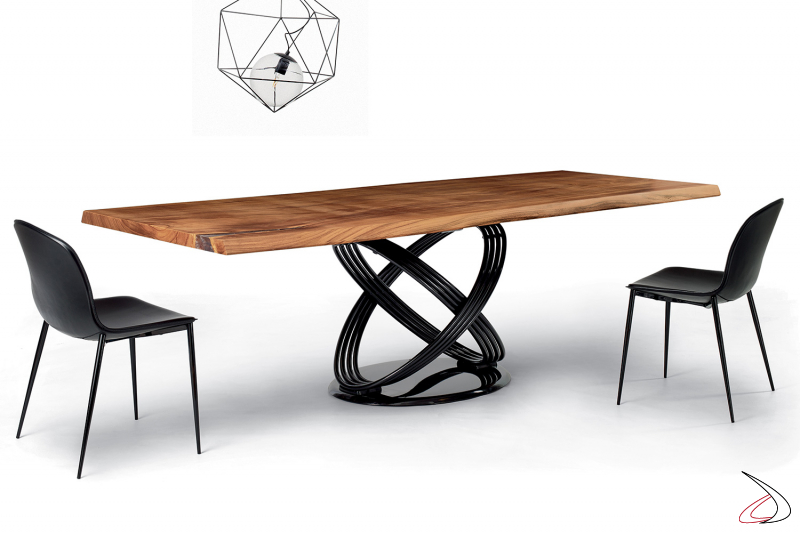 Prestigioso tavolo fisso in legno massello noce secolare con bordi scortecciati e basamento ad anelli in nero lucido