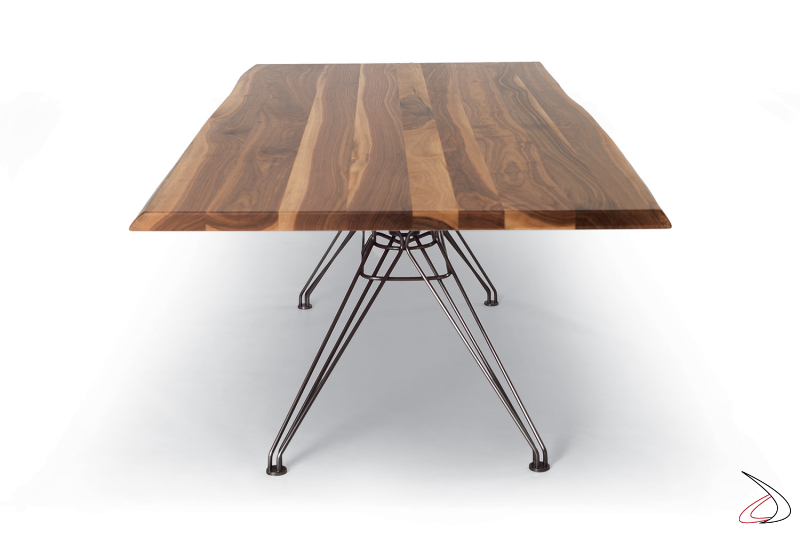 Tavolo rettangolare in legno massello di noce con bordi scortecciati