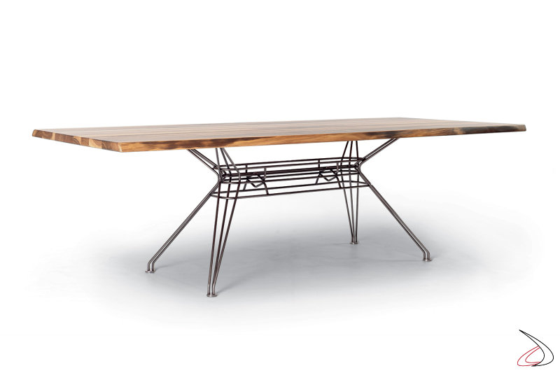 Tavolo di design in legno massello di noce con basamento centrale in filo di acciaio argento naturale