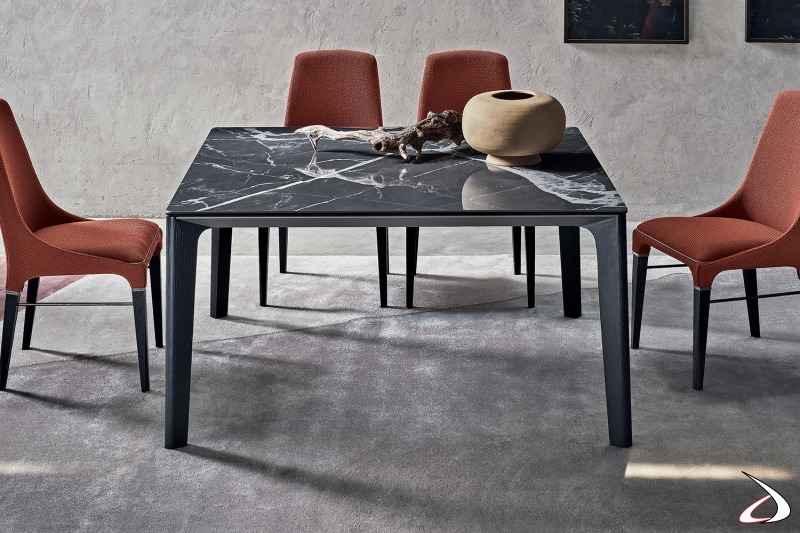 Tavolo quadrato di design con piano in supermarmo grigio venato bianco e gambe in legno massello
