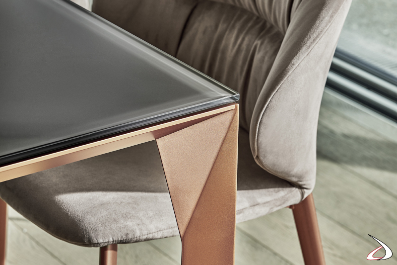 Tavolo quadrato moderno con piano in cristallo opaco e gambe perimetrali in alluminio verniciato