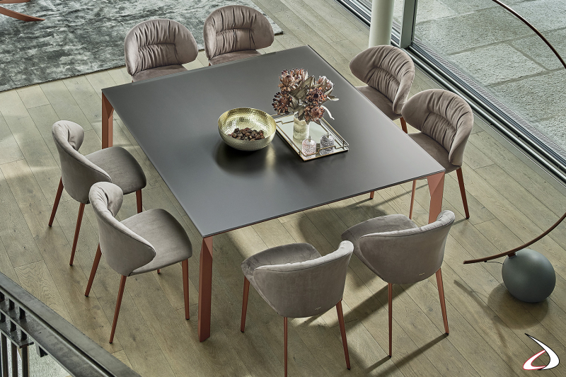 Tavolo quadrato di design da soggiorno con piano in cristallo opaco e gambe perimetrali in alluminio verniciato