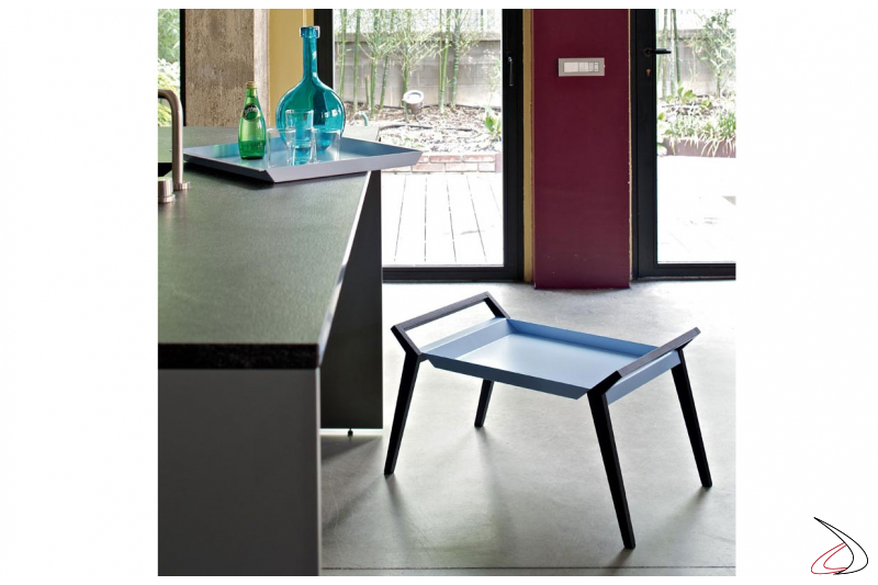 Tavolino moderno colorato da soggiorno con vassoio porta tazzine