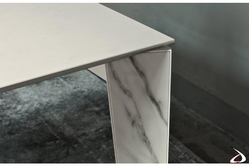 Tavolo di design con inserto nelle gambe in supermarmo bianco statuario