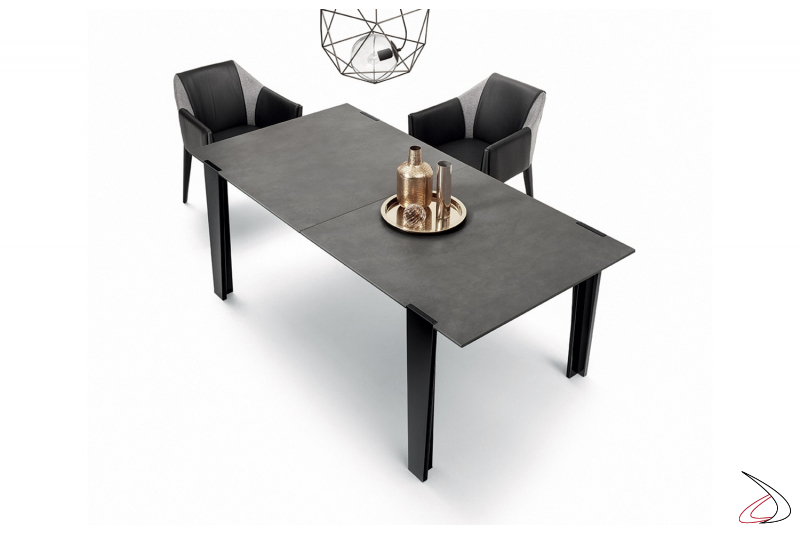 Tavolo di design con gambe in acciaio a filo piano in cemento